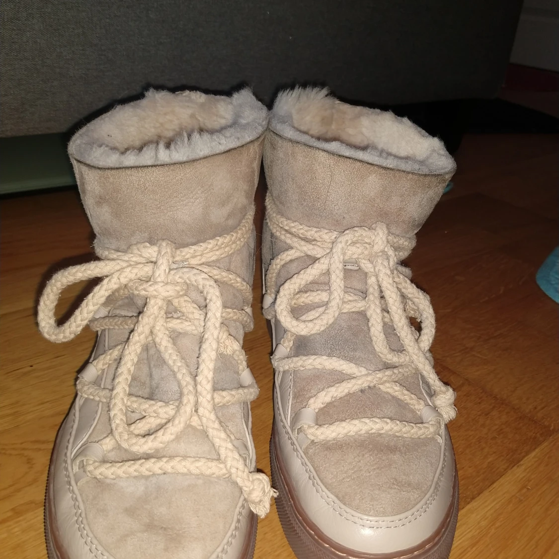 Beige boots från Inuikii som är i storleken 39 det är super fina och sköna till vintern.det säljs för att det inte passade mig så därför säljer jag vidare 😃❤️