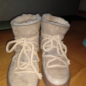 Beige boots från Inuikii som är i storleken 39 det är super fina och sköna till vintern.det säljs för att det inte passade mig så därför säljer jag vidare 😃❤️ - Säljer ett par snygga beige boots från Inuikii med snörning och mjukt foder. Perfekta för kalla dagar med sin varma insida och stilrena design. De har en robust sula och är gjorda i mocka och skinn.det är perfekta nu i vintern❤️😃