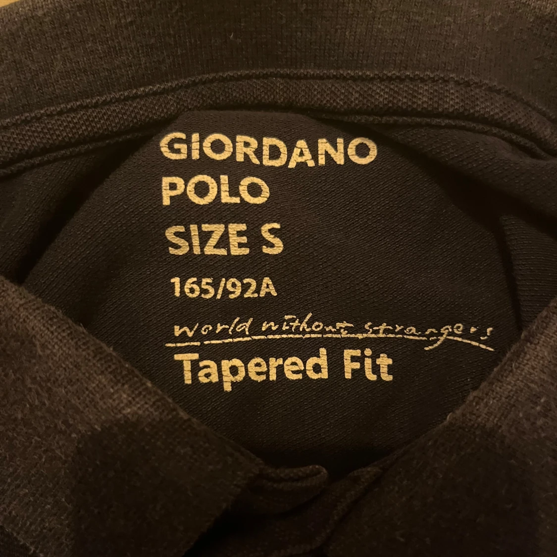 Svart pikétröja med röd broderad detalj - 4