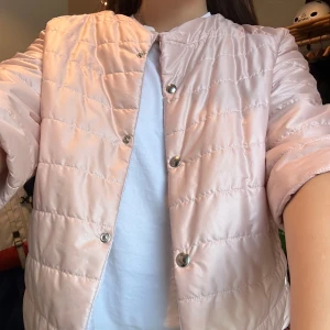 Ljusrosa trekvartsärmad jacka - Trekvartsärmad jacka! Superfin men har för många jackor..  Helt perfekt till våren! 