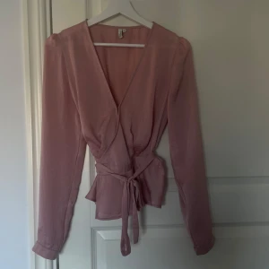Rosa blus  - Jätte fin blus i storlek 36 från nly trend, den är bara använd 2 gånger så är i väldigt fint skick. 