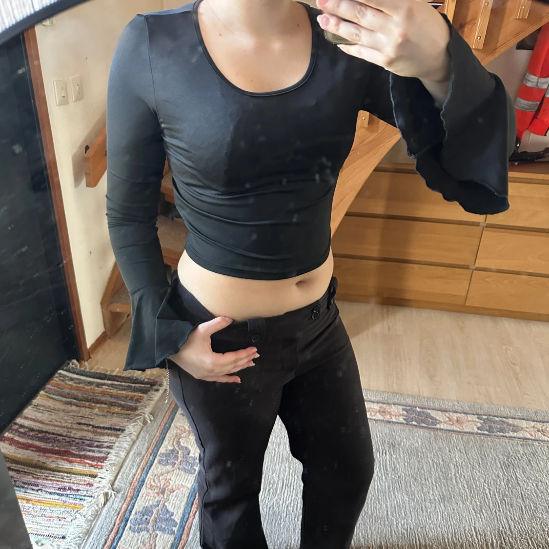 Svart croppad topp med volangärmar