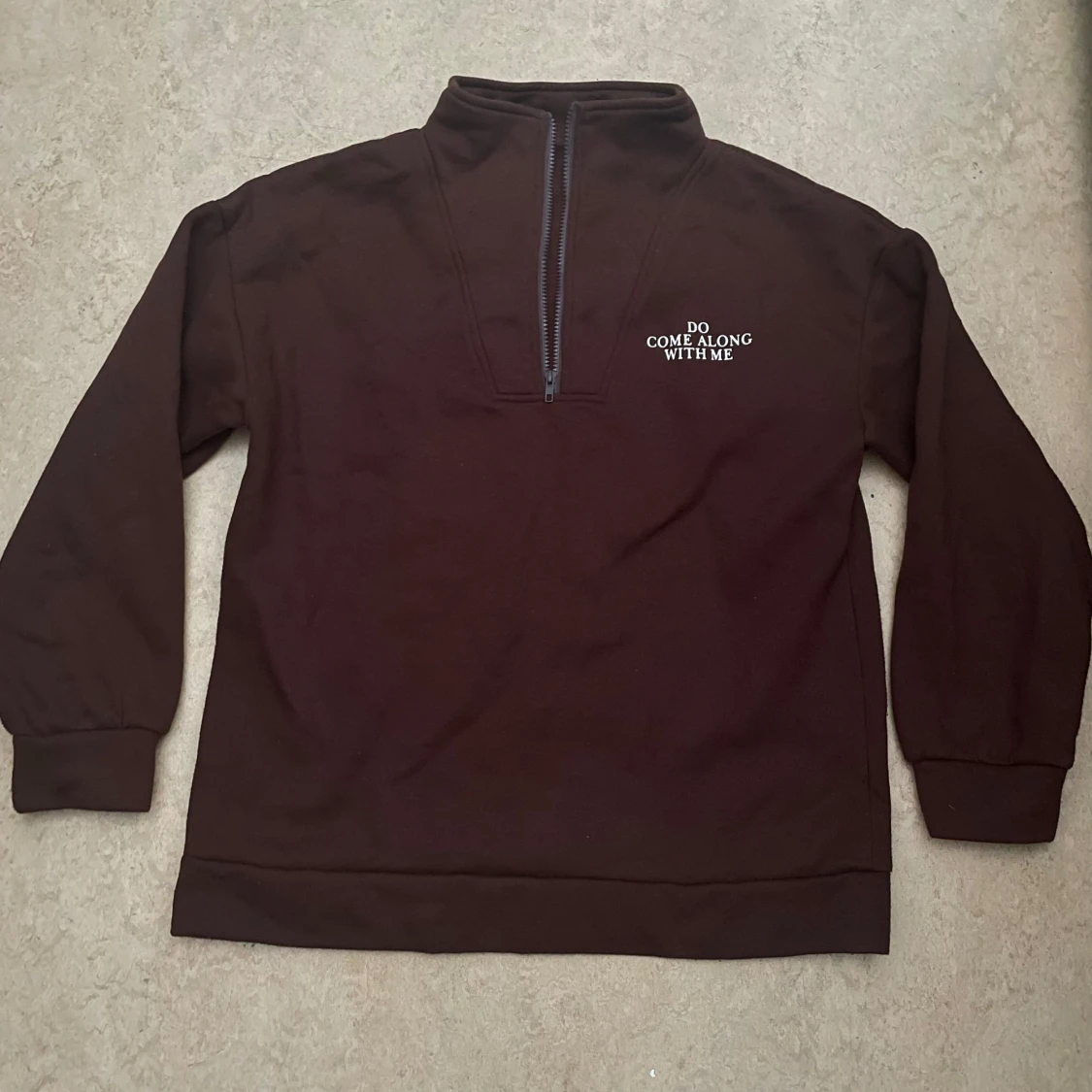 Brun tröja med dragkedja