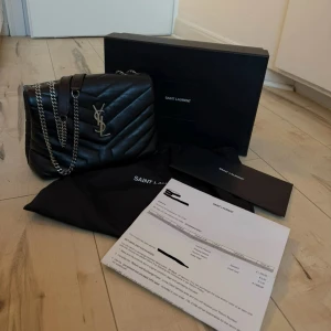 Saint Laurent Loulou - Saint Laurent Loulou med silverfärgad kedja i bra skick! Väskan är inköpt på YSL:s egna hemsida 2019, box, dustbag och kvitto medföljer!       Nypris - 23500 sek. Hör av er vid fler frågor💞🥰