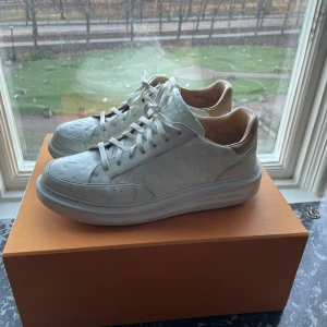 Louis Vuitton sneakers - Nu har det blivit dax för mig att sälja mina snygga vita sneakers från Louis Vuitton 