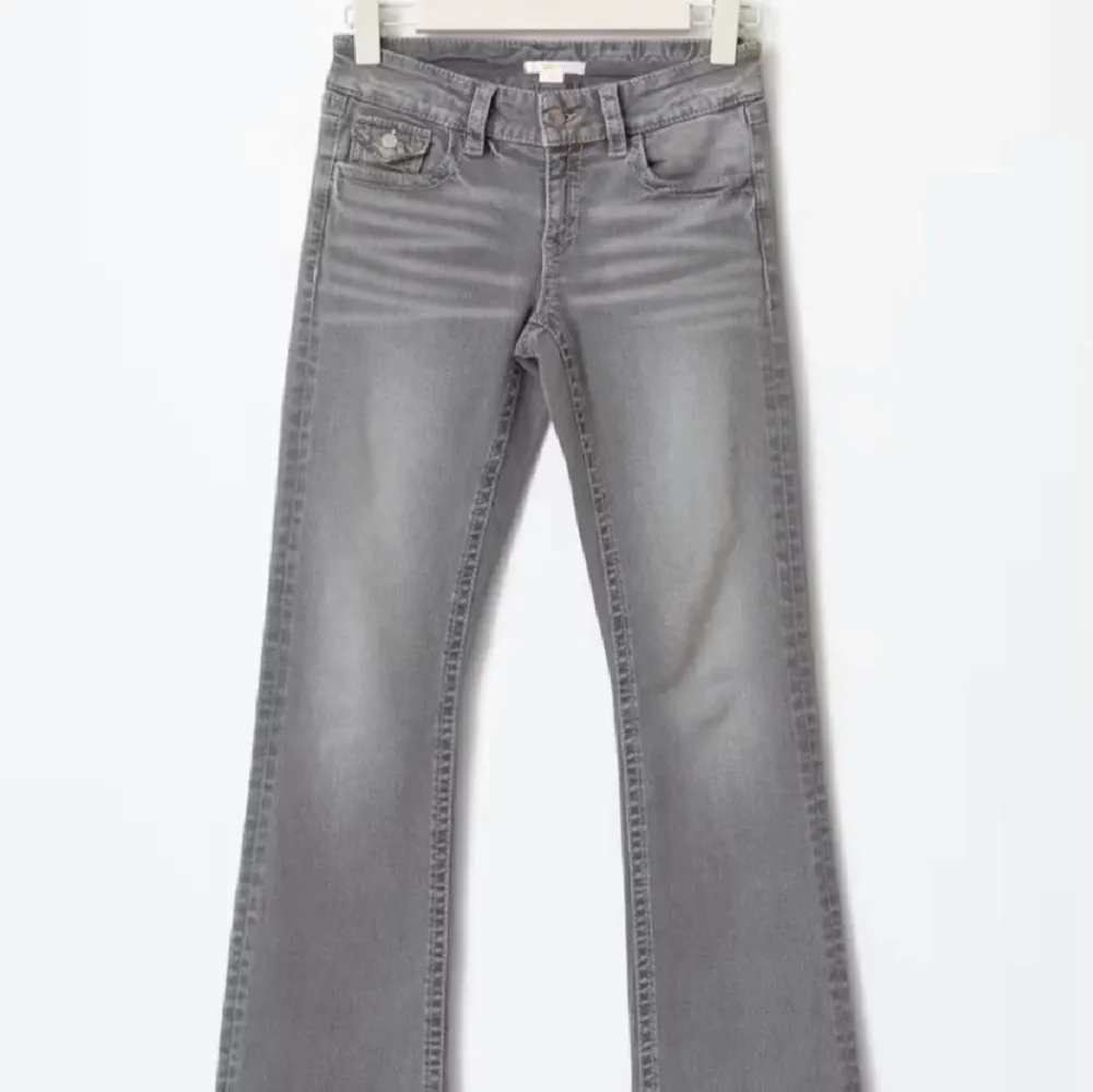 Snygga grå bootcut jeans med låg midja och dubbla knappar fram. Används tyvärr inte då de är för långa! . Farkut & Housut.