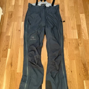 Arc’teryx Gore-Tex HCR dam byxor storlek M - Mycket bra skick!   Mått:  Total längd: 111cm  Midja: 43/45 rygg Höfter: 53cm  Längd på ben från grenen: 77cm