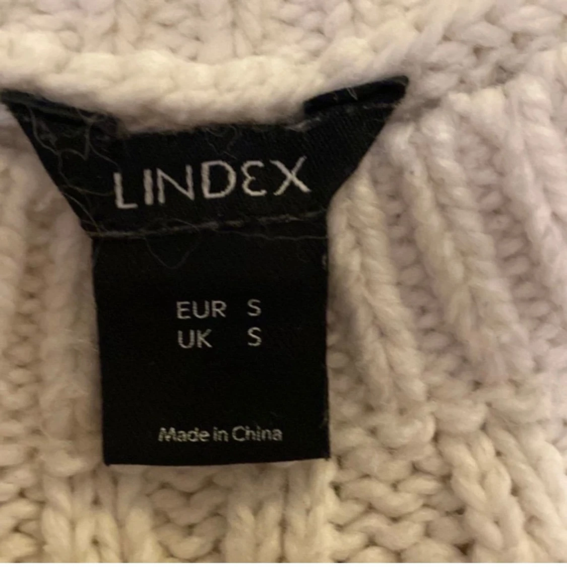 Off white stickad tröja från Lindex i S - 3