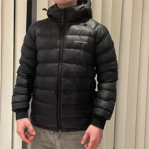 Peak performance jacka - Storlek 170 perfekt jacka för en avslappnad stil Använd cirka 4 gånger men är i gott skick. Kom med prisförslag eller frågor 👍🏼