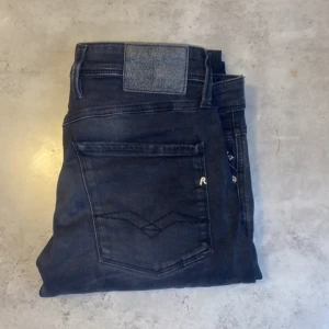 Replay jeans  - Säljer ett par riktigt feta replay jeans, jeansen har används ett par fåtal gånger. dem är i storlek 31 och är riktigt sköna, priset är 499 men inte hugget i sten 