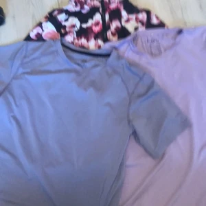 Blommig jacka med dragkedja - Säljer en snygg blommig jacka med dragkedja. Jackan har ett färgglatt mönster i rosa och vitt på en svart bakgrund. Perfekt för att liva upp garderoben!