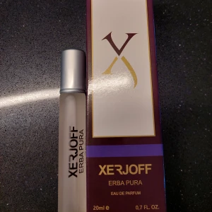 Xerjoff Erba Pura Eau de Parfum - Säljer en exklusiv Xerjoff Erba Pura Eau de Parfum i en elegant 20 ml flaska. Doften är känd för sin unika och lyxiga karaktär, perfekt för den som vill sticka ut. Flaskan är stilren med en frostad finish och ett silverfärgat lock. En doft som verkligen fångar uppmärksamhet. använd tre gånger finns 19ml i den. Vi kan prata om priset om det är för högt.