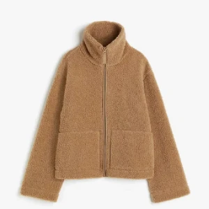 Beige teddyjacka med dragkedja - Mysig beige teddyjacka. Bara använd några gånger och är i nyskick 