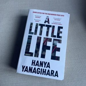 A Little Life - Säljer boken 'A Little Life' av Hanya Yanagihara. Denna bok var nominerad till Man Booker Prize 2015 och har fått fantastiska recensioner. Perfekt för dig som älskar gripande och djupgående böcker☺️