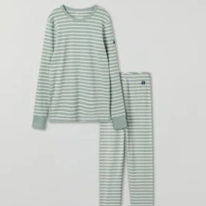Pyjamas från polarn & pyret - Jättesöt och skön tvådelad randig pyjamas från polarn & pyret! Tydligare grön färg på bild 2! Nypris runt 700. Nyskick, använd enstaka gånger