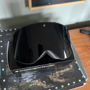 Skidglasögon  - Svarta Cross sportswear skidglasögon helt nya. Aldrig använda med original förpackning☺️ Orginal pris 600kr.