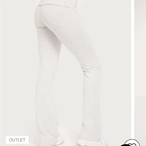 Grå mjukisbyxor med bootcut - Snygga och bekväma grå mjukisbyxor med bootcut-stil från Nelly. Aldrig använda då dem är för små.