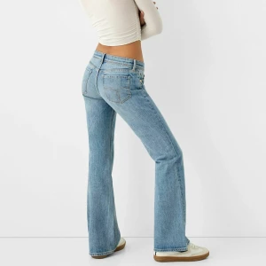 Lågmidjade jeans - Snygga ljusblåa bootcut jeans från Bershka med låg midja! Aldrig använda och prislapp kvar 💗✨