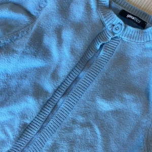 Ljusblå kofta med en knapp från Gina Tricot - Säljer en ljusblå kofta från Gina Tricot i storlek S. Koftan har långa ärmar och knappar framtill. Perfekt för en avslappnad stil. Öppen kofta med en knapp och unika detaljer💙