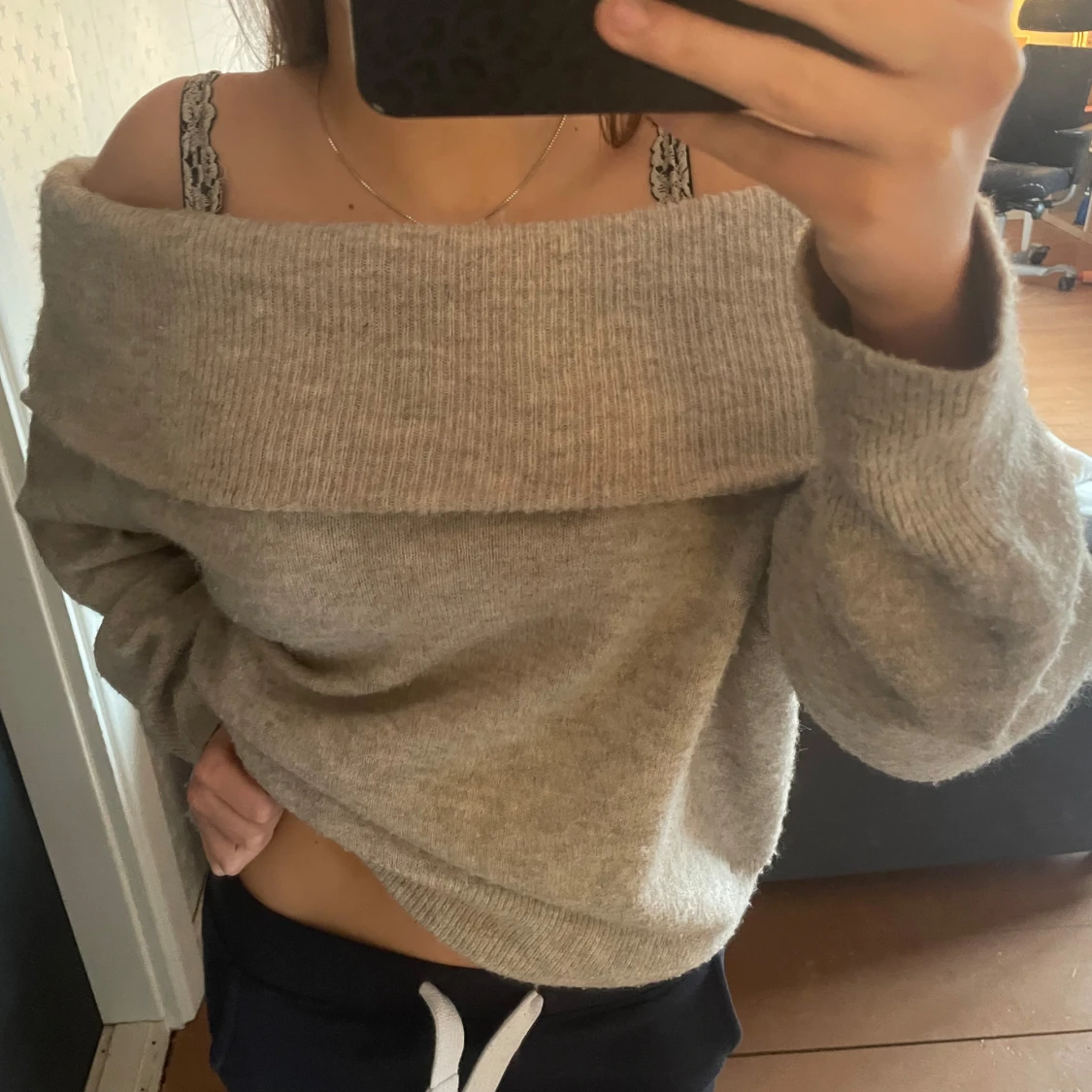 Grå offshoulder tröja - 1