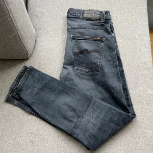 Nudie jeans - Riktigt snygga nudie jeans i modellen grim Tim st 33:32 men sitter ungefär som 31:32. Pris kan diskuteras