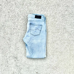 Jacob cohen jeans  - Snygga ljusblå jeans med coola slitningar på framsidan. De har en klassisk femficksdesign och en inspirerande text på insidan av linningen. Perfekta för en avslappnad stil. Nypris c.a 5000 kr. De bara o skriva för fler bilder. Skick 9/10. Går även med på byten