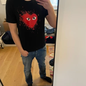 Comme des Garçons tröja - Storleken är L men passar mer som M. Han på bilden är 180cm lång. Skit snygg tröja men skön passform och najs tryck!