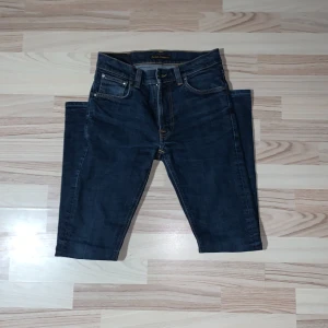 Nudie Jeans - Säljer Snygga Nudie jeans i blå. Storlek W28/L32. Skickar helst med PostNord. Priset är inte fastställt. 