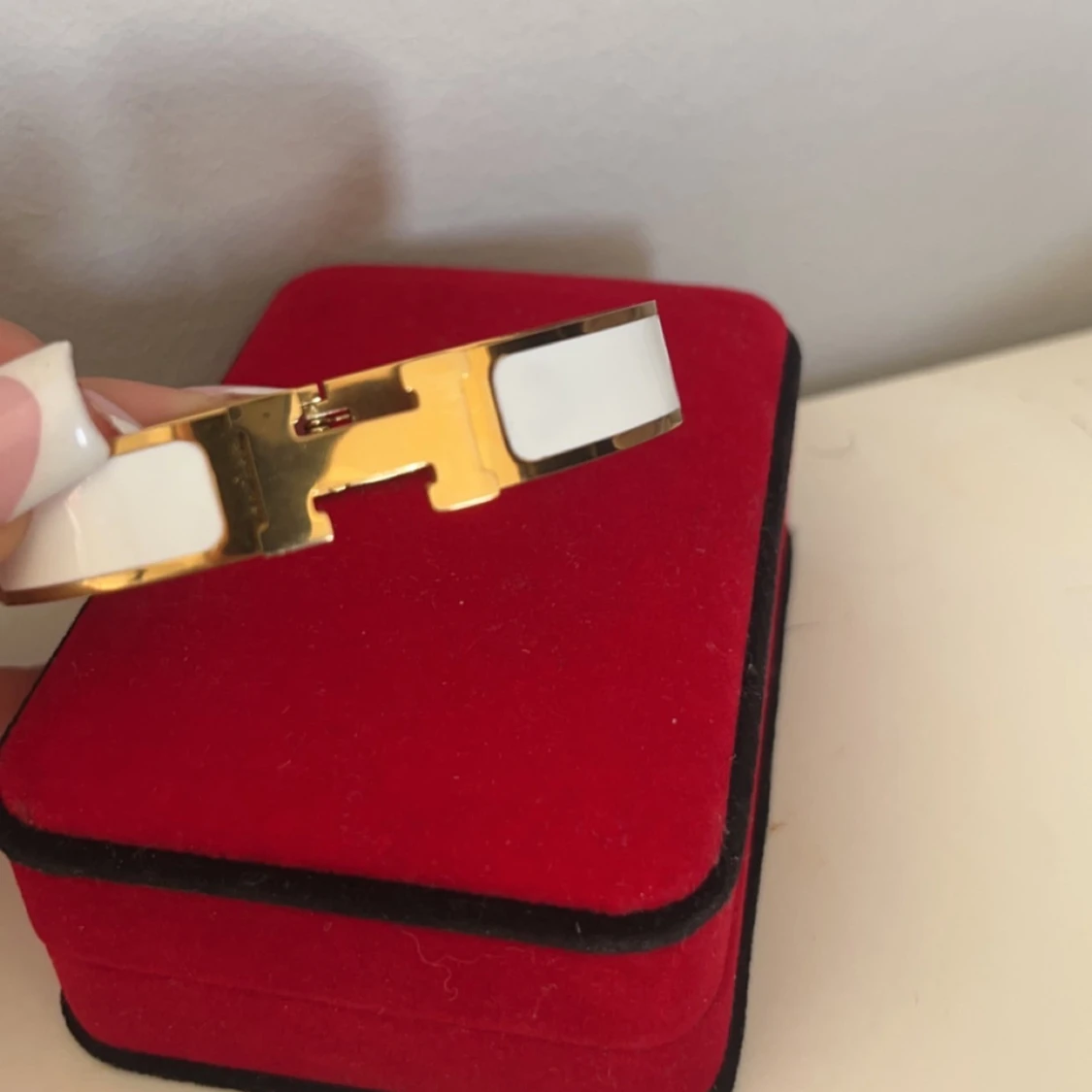 Armband med H design  - 2