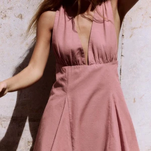 Rosa klänning  - Slutsåld klänning från Zara som är använd två gånger, den är fortfarande som ny! Andra bilden är min, de andra är från Zaras hemsida, skriv för frågor!💗