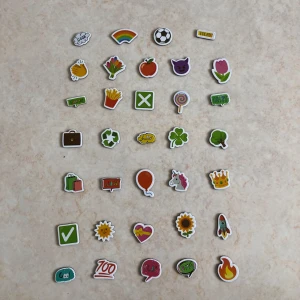 Färgglada magneter med olika motiv - ❗️TAR ENDAST EMOT SWISH, skriv t mig vid köp ❗️Ett set med färgglada magneter som inkluderar motiv som regnbåge, fotboll, tulpan & enhörning. STYCKVIS 5kr. Hela setet/alla magneter 40kr 