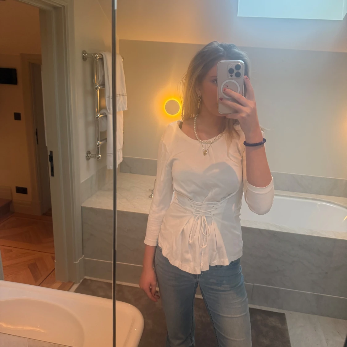 Vit blus med snörning - 1