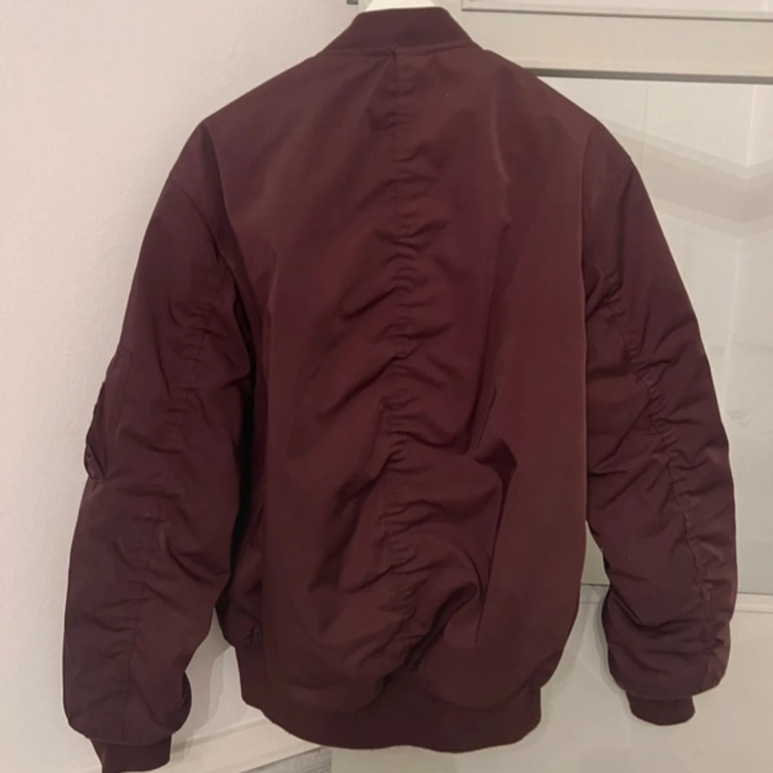 Mörkröd bomberjacka från Weekday - 2