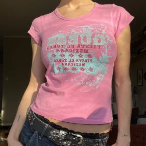2000s babytee - 2000s babytee från Guess🌺