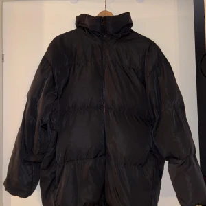 & Other Stories svart pufferjacka dun - Svart pufferjacka med hög krage och dragkedja framtill. Jackan har en oversized passform.  Storlek: 34/XS men mer som än 36/S då den är så pass overzise  Nypris: ca 2500