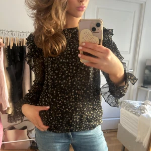 Blus - Fin blus från H&m, använd några få gånger🖤🕺🏼