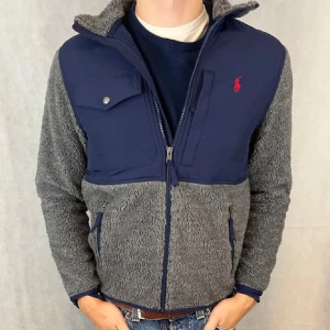 Polo Ralph Lauren fleece jacka  - Säljer denna fleece jacka från polo Ralph Lauren. Storleken är XS men den passar mer som S. Jackan är i bra skick, inga defekter.  Priset går att diskutera. Skriv om du har några frågor.