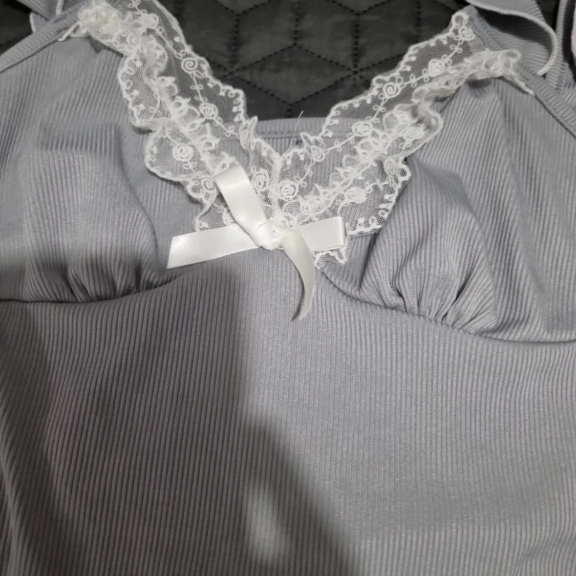 Grå pyjamas med spetsdetaljer