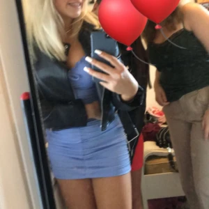 Ljusblå klänning med smala axelband - Var min favorit att ha på fester under en sommar men sen har jag inte använt den