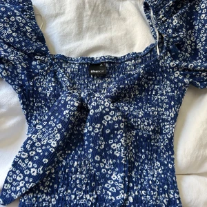 Jättefin sommar klänning!! - Säljer min fina klänning! Passar nu till sommaren och perfekt utomlands! Skriv för mer bilder 