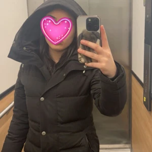 Hollies subway jacka - Säljer min subway jacka utan päls, päls kan man köpa själv om man vill det. Lite smuts som inte är synliga men annars jätte varm och sitter som den ska.  Köpte den själv 2 år sedan för 4000 kr. Jag är 157 cm lång.