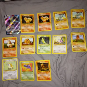 Inteleon VMAX Pokémonkort - Säljer Pokémonkort, Perfekt för samlare eller Pokémon-entusiaster som vill ha något speciellt i sin samling. Vissa är lite små krassliga som du kan se👍👍👍