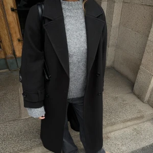 Svart kappa Nelly  - Säljer min populära slutsålda kappa från Nelly, kommer inte till användning av mig. Endast använd vid ett tillfälle så i superfint skick. Köpt för 999kr🩷öppen för förslag till pris