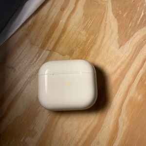AirPods Skal Gen 3  - AirPods Skal enbart. Tappa bort AirPodsen och fick ett par nya i julklapp så säljer skalet. 