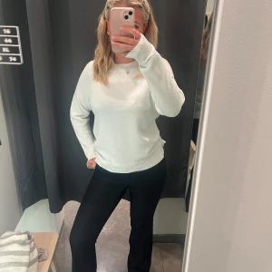 Vit stickad tröja - Säljer en stilren vit stickad tröja med långa ärmar och ribbade muddar. Nyskick