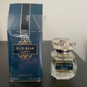 Elie Saab Le Parfum Royal 30 ml - Elegant och lyxig parfym från Elie Saab, Le Parfum Royal, i en 30 ml flaska. Få sprayer används för test. Pris för en ny parfym från Boozt är 795 sek. Flaskan har en sofistikerad design med en kristalliknande kork och en djupblå etikett med guldtext. Perfekt för den som söker en kunglig doftupplevelse.