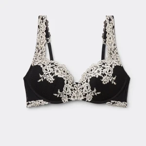 Intimissimi Bh - Säljer min super populära Intimissimi bh i modell (Super pushup Gioia Pretty Flowers). Knappt använd därav inga defekter 💕 ordinarie pris 520kr