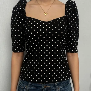 Svart prickig topp från H&M - Snygg svart topp med vita prickar från H&M