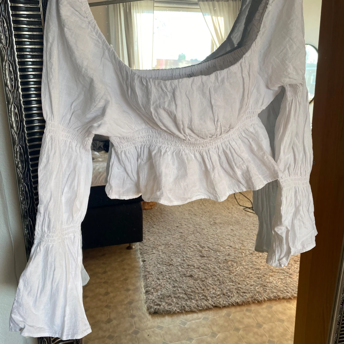 Vit blus med volangdetaljer