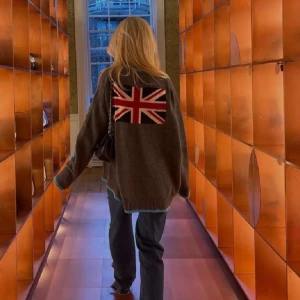 Intressekoll - Älskar den här tröjan så mycket men känner att jag har för mycket tröjor. Så jag gör en liten intressekoll, säljer inte för mindre än 5000kr 